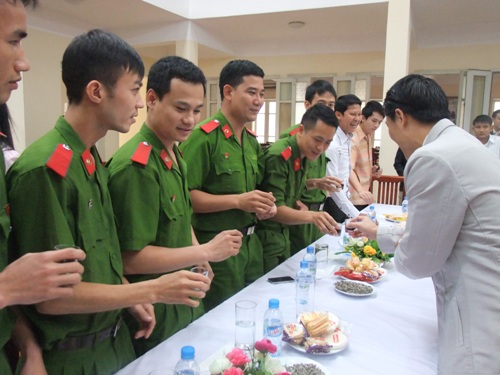 Cùng chúc nhau những chén rượu vang để cầu mong một năm mới may mắn, bình an và hạnh phúc sẽ đến với các học viên Lao và Campuchia nhân dịp Tết cổ truyền 2013